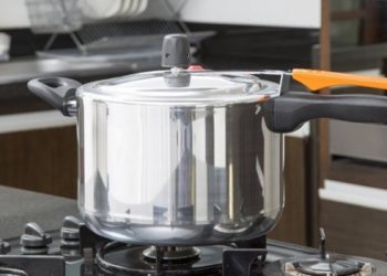 How Do You Use A Microwave Pressure Cooker?